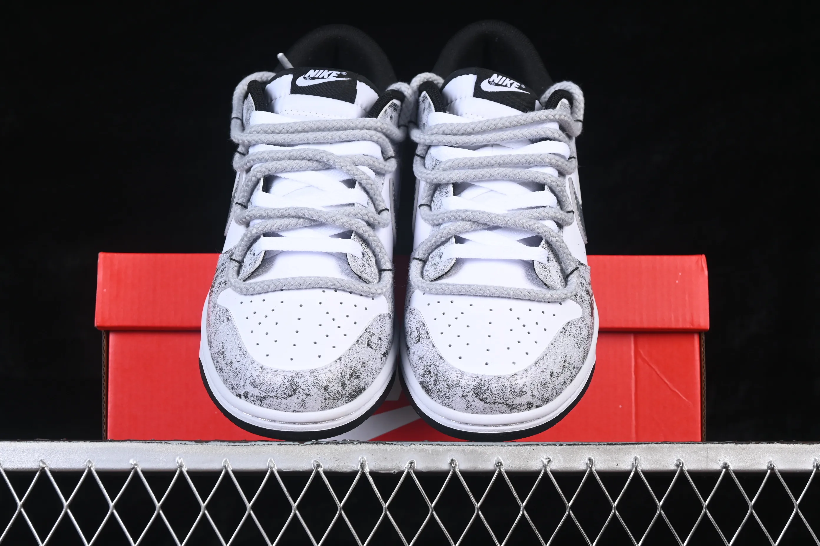 All categories Nk SB Dunk Series Nk SB Dunk Low High-end customized low-top sneakers Nike SB Dunk Low straps Anniversary high-end customized low-top casual sneakers DD1391-100